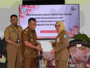Serahkan Surat Tugas Nakes Hospitel Bantarangin Ponorogo, Kang Giri Tekankan Bekerja Profesional
