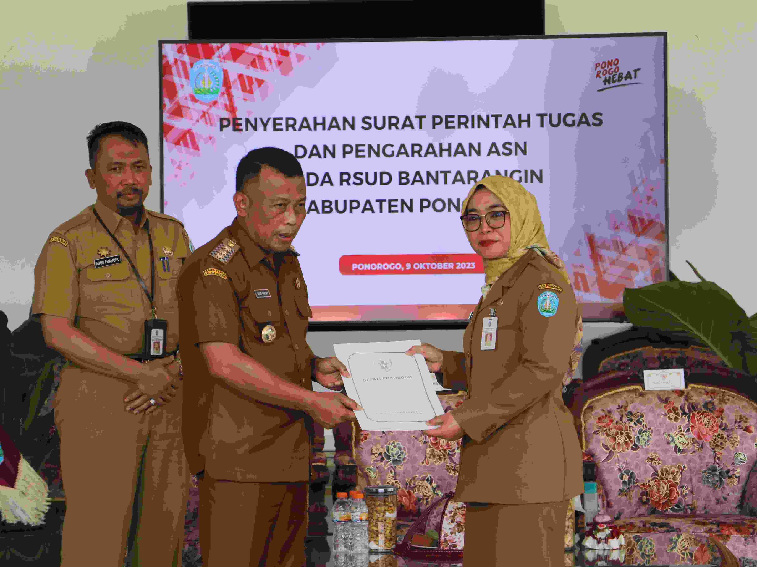 Serahkan Surat Tugas Nakes Hospitel Bantarangin Ponorogo, Kang Giri Tekankan Bekerja Profesional