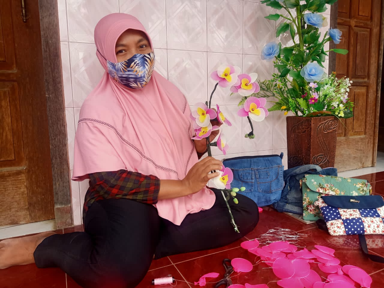 Wanita Muda Ponorogo, Sulap Sampah jadi Berharga