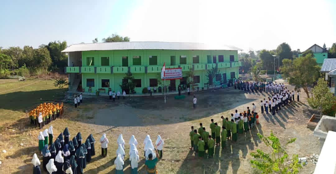 Upacara Peringatan HUT RI 76 di Al Bukhori Ponorogo