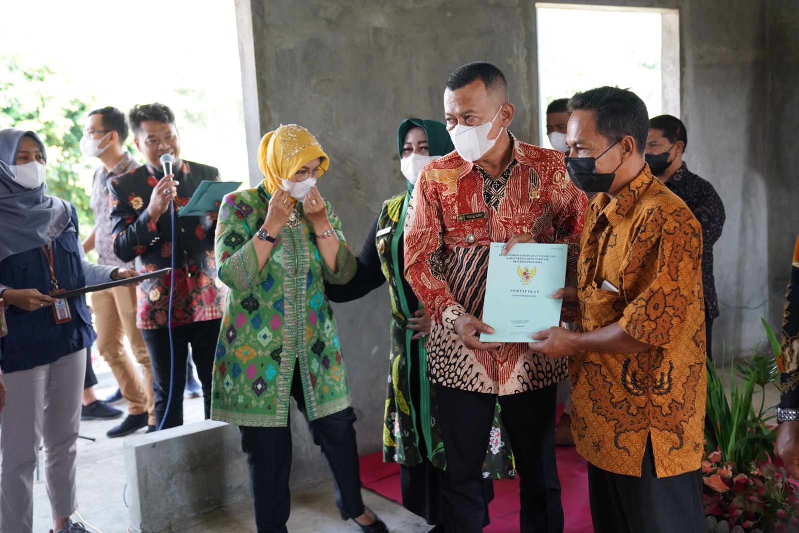 Kang Giri Serahkan 150 Sertifikat Tanah ke Pelaku UKM di Ponorogo