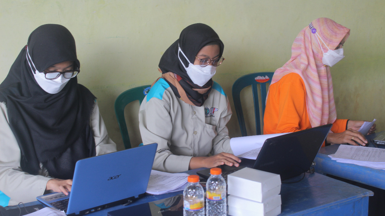 KKNT STKIP Ponorogo Antusias Bantu Vaksinasi di Wagir Kidul Pulung
