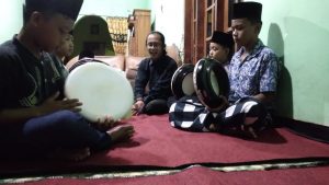 Mahasiswa KKNT STKIP Ponorogo Merawat Tradisi dengan Melatih Habsyi
