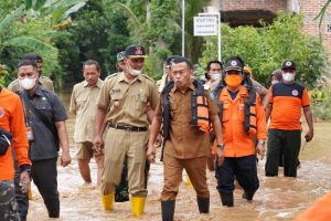 Kang Giri Pantau Langsung Evakuasi Warga Terdampak Banjir Ponorogo