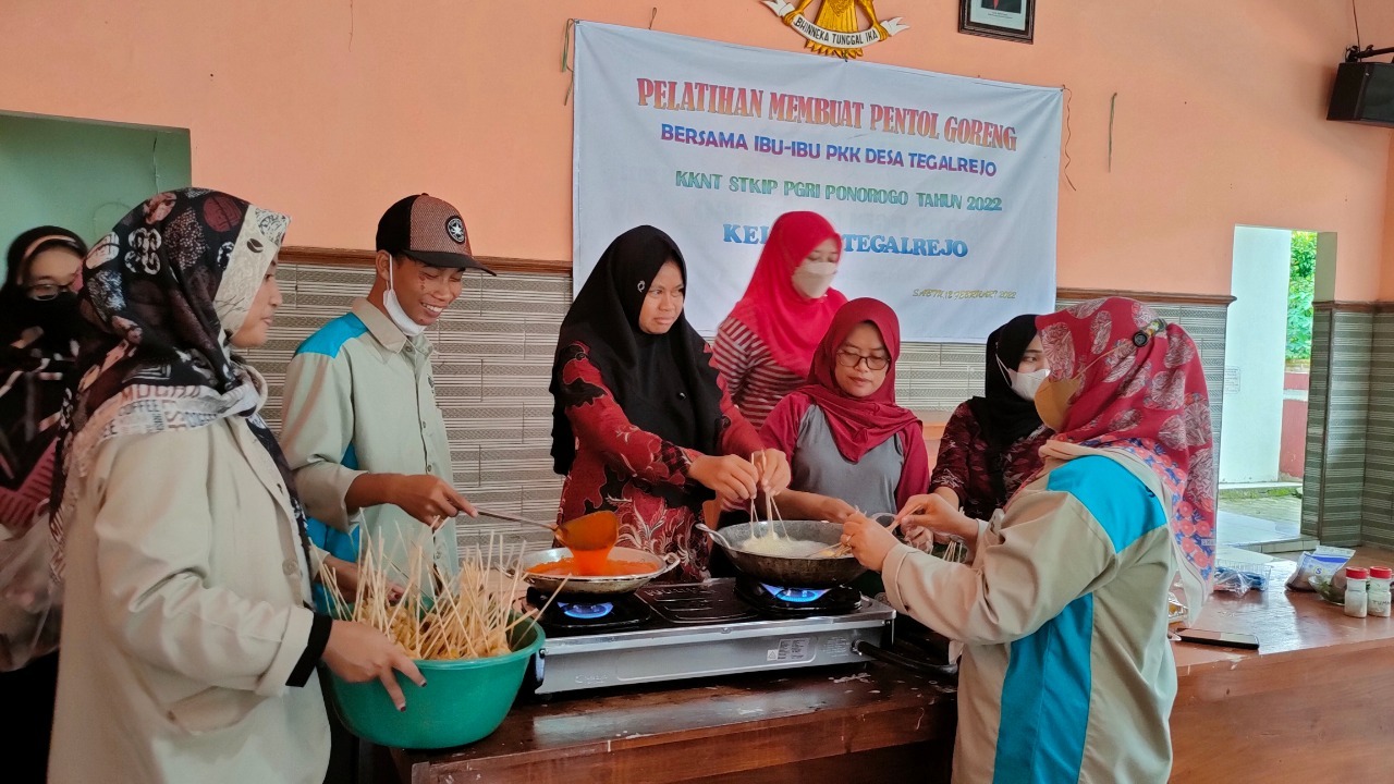 Mahasiswa KKNT STKIP Ponorogo Latih Pembuatan Pentol Goreng