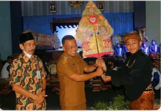 Kang Giri Kukuhkan Tahfidul Qur’an dan Pedalangan SMPN 2 Ponorogo
