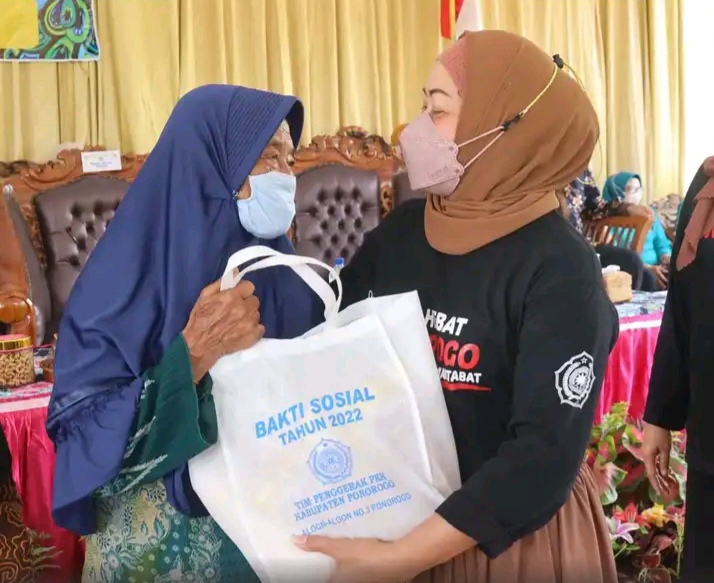 Kang Giri Baksos PKK Peduli di Badegan Ponorogo