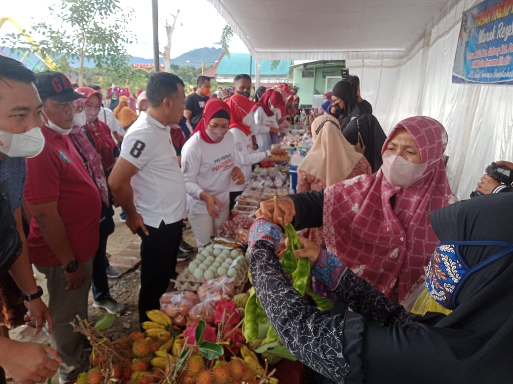 Kang Giri Bupati Ponorogo Bersama TP PKK Kunjungi Pasar Krempyeng