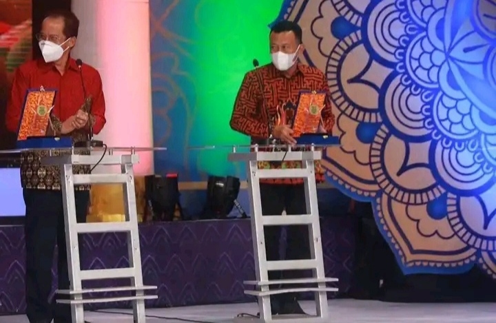 Kang Giri Bupati Ponorogo Penghargaan JTV
