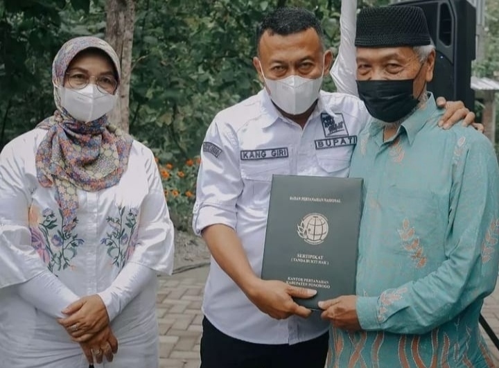 Kang Giri Bupati Ponorogo, Serahkan 500 Sertifikat Tanah di Sidorejo Sukorejo