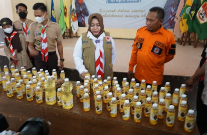 Minyak Goreng Mahal, Pramuka Ponorogo Bagikan Minyak Goreng Olahan