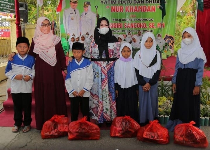 Kang Giri Bupati Ponorogo Perankan Orang Tua Bagi Yatim Piatu