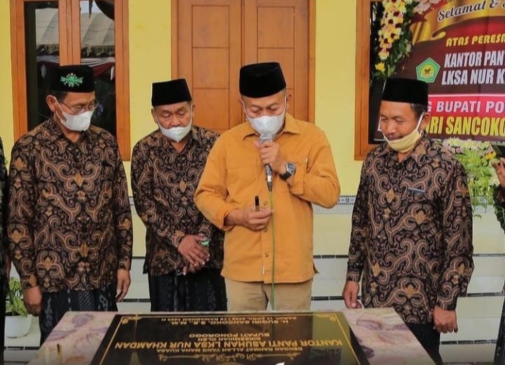 Kang Giri Bupati Ponorogo Perankan Orang Tua Bagi Yatim Piatu