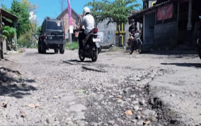 Kang Giri Ponorogo Perbaiki Jalan Rusak