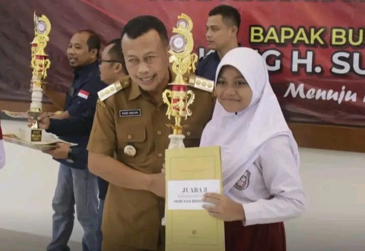 Cintai Pendidikan, Kang Giri Bupati Ponorogo Serahkan Penghargaan Prestasi Pelajar