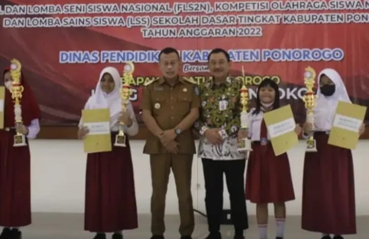 Kang Giri Bupati Ponorogo Pendidikan