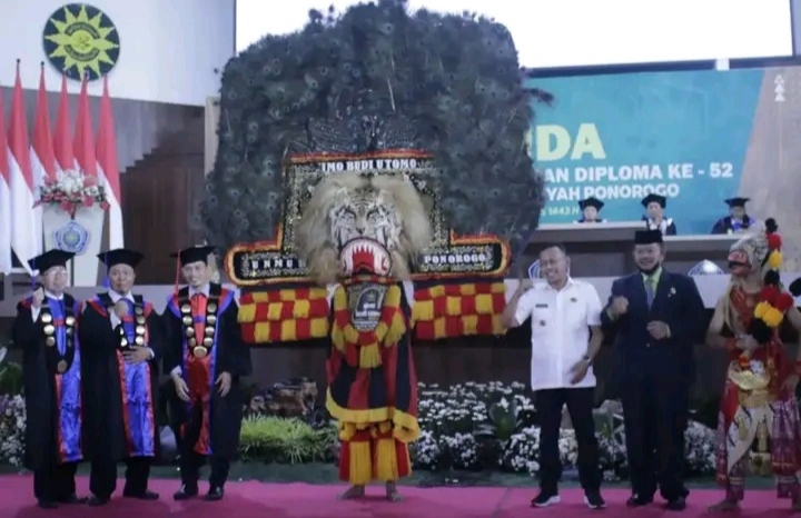 Kang Giri Bupati Ponorogo Wisuda Unmuh Ponorogo