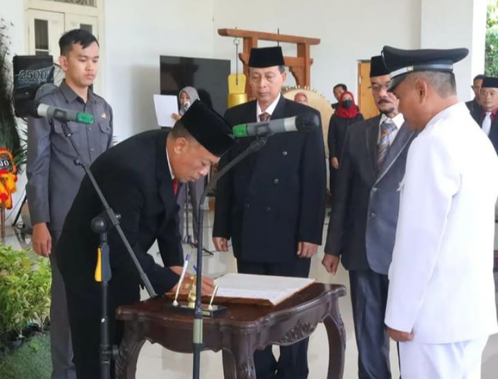 Kang Giri Bupati Ponorogo Lantik Kepala Desa Antar Waktu