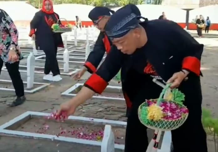 Kang Giri Ziarah Makam Pendiri Ponorogo