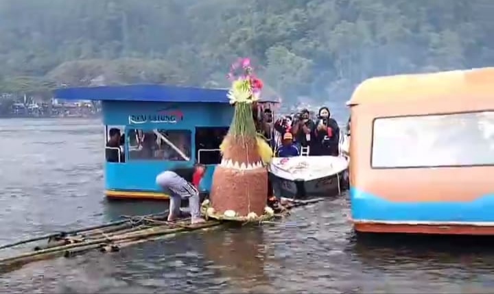 Kang Giri Bupati Ponorogo Larung Sesaji Telaga Ngebel Grebeg Suro Ponorogo 2022