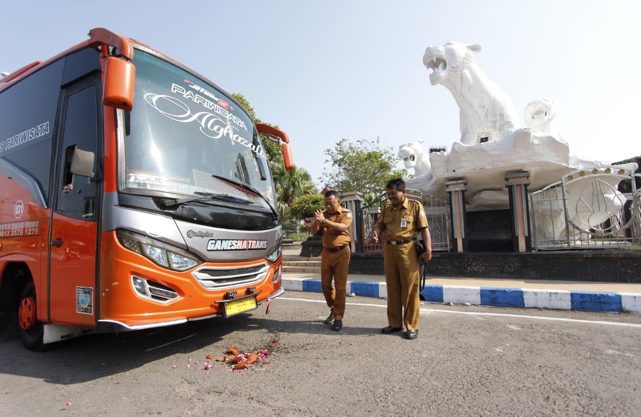 14 Duta Kesenian Diberangkat Kang Giri Bupati Ponorogo untuk Misi Kebudayaan ke Eropa