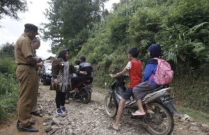 Tinjau Jalan Rusak Baosan Kidul Ngrayun, Wabup Ponorogo Janjikan Juli Dibangun