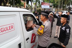 Polres Magetan Himbau Masyarakat dengan Berbagi Takjil