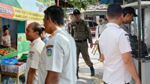 Satpol PP Ponorogo Tertibkan Lapak di Trotoar