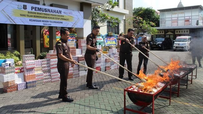 Kejari Tulungagung Musnahkan BB 298.452 Batang Rokok Ilegal