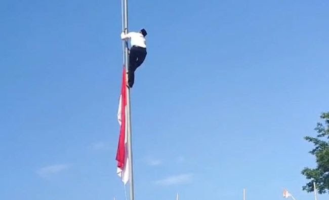 Aksi Heroik Penyelamat Bendera Merah Putih Upacara di Ponorogo