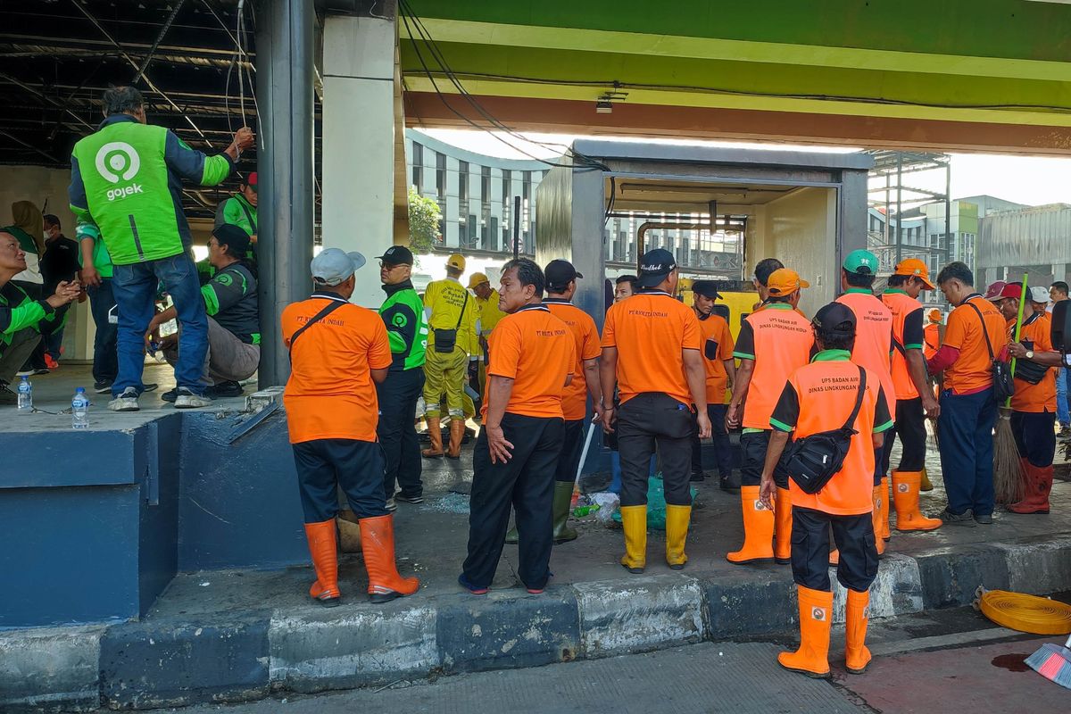 Jakarta Berangsur Pulih, Ojol, Warga, dan Pemerintah Gotong-royong Bersihkan Halte