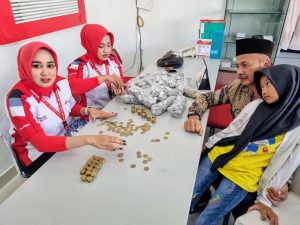 Heboh, Seorang Bapak Membeli Motor Baru di Ponorogo dengan Sekarung Koin