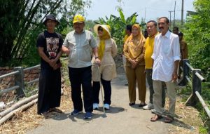 Respons Laporan Warga, Ali Mufthi dan Atika Banowati Tinjau Jembatan di Ponorogo