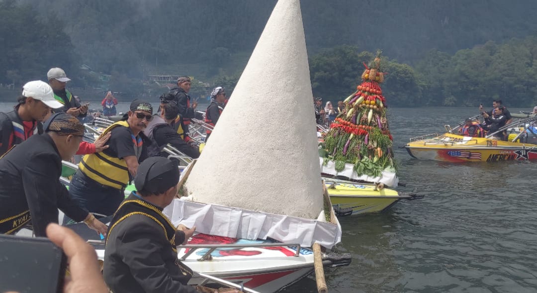 Ribuan Wisatawan Saksikan Larung Tumpeng Labuhan Sarangan Magetan