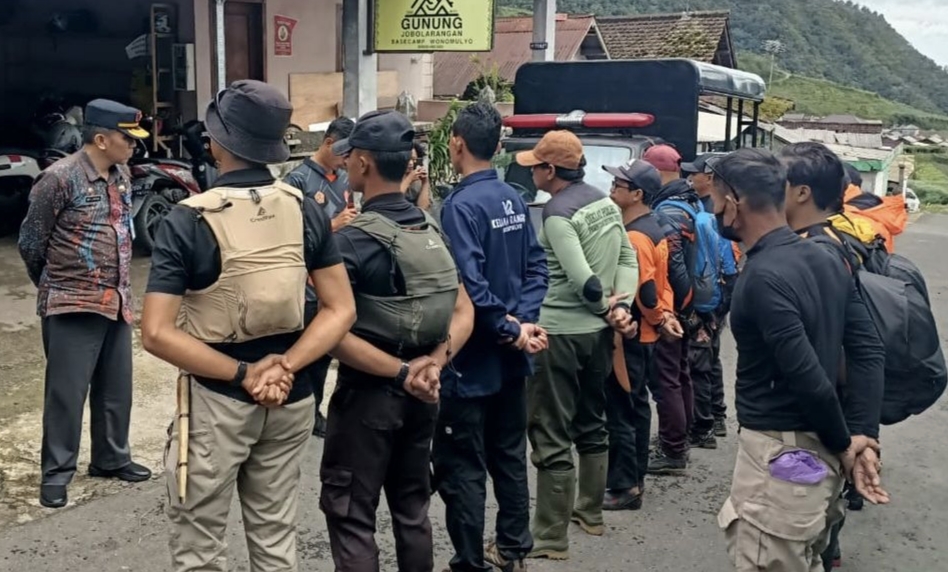 Tim SAR Magetan Mencari Pendaki Hilang di Bukit Mongkrang