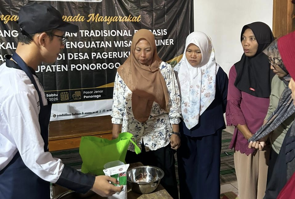 PKM UNESA Dampingi Jajanan Tradisional Pasar Jenar Pagerukir Menuju Ekonomi Berkelanjutan