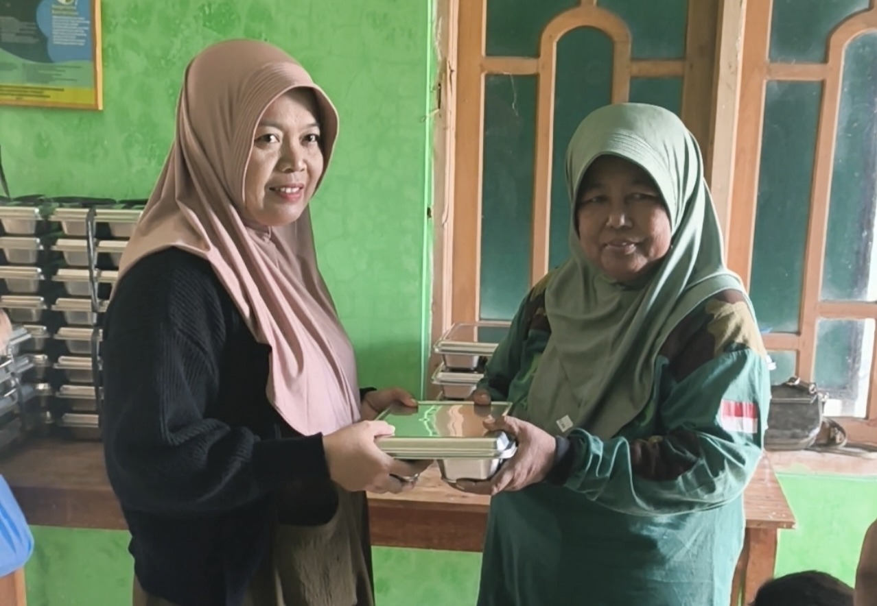 Cover 320 KPM 3B, SPPG Patihan Kidul Siman Beri Menu Spesial