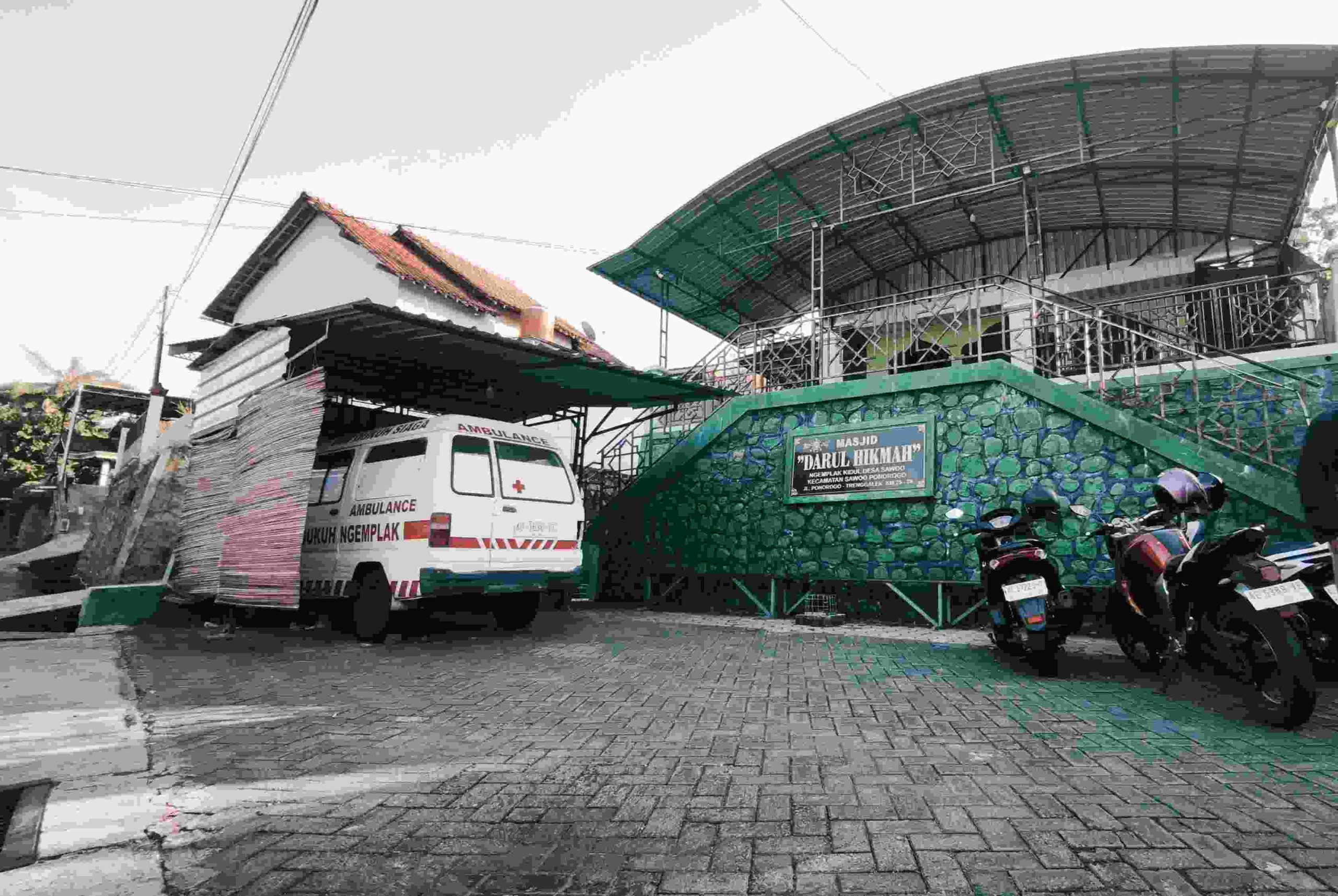 Beribadah Kurang Nyaman, Ada Mobil Jenazah di Halaman Masjid Darul Hikmah Sawoo Ponorogo