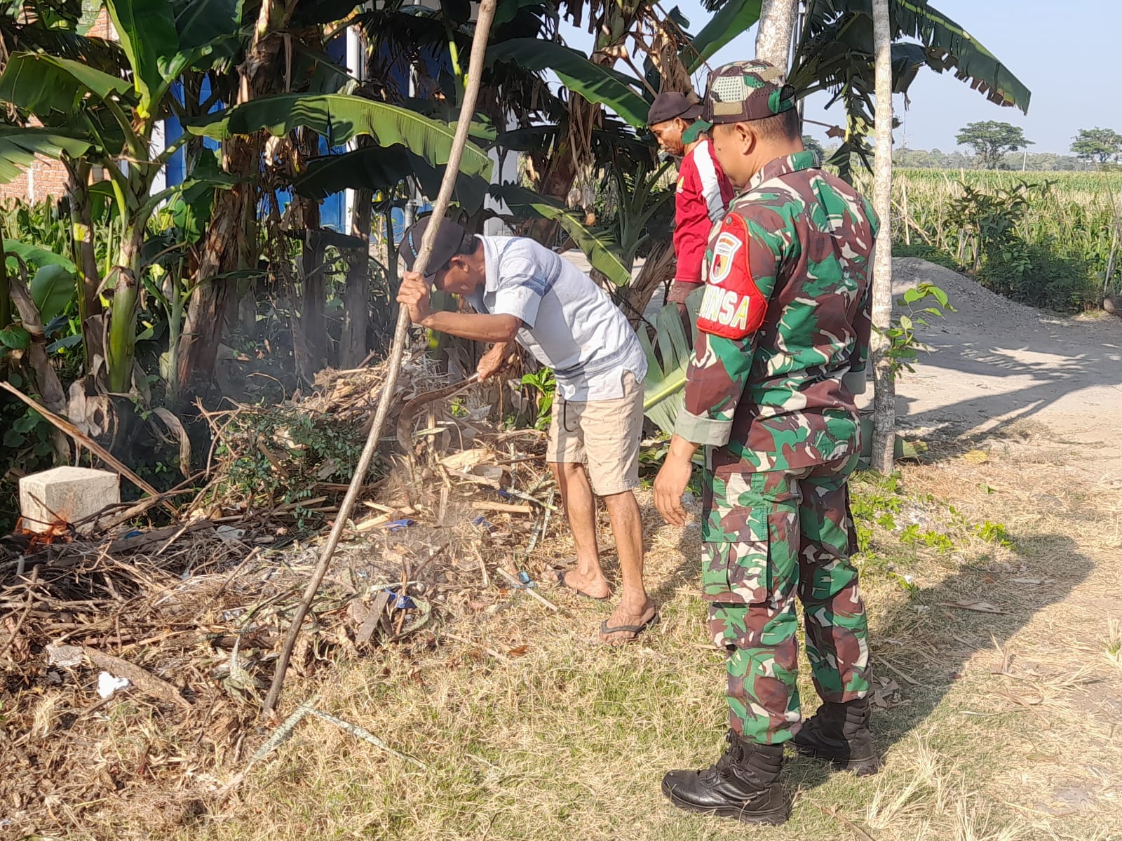 Bukan Sekadar Imbauan, Babinsa Kodim Ponorogo Turun Langsung Bersihkan Lingkungan Bersama Warga