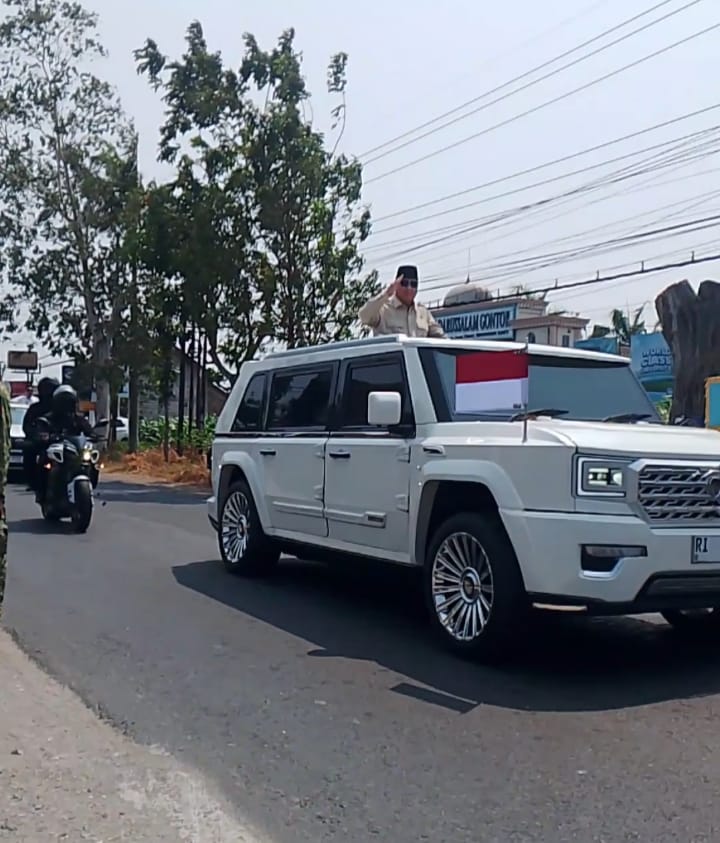 Presiden Prabowo Tiba di Ponorogo, Warga Antusias Sambut di Sepanjang Jalan