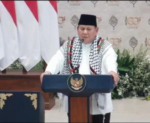 Prabowo Serukan “Free Palestine” di Gontor, Dapat Kaffiyeh dari Dubes Palestina