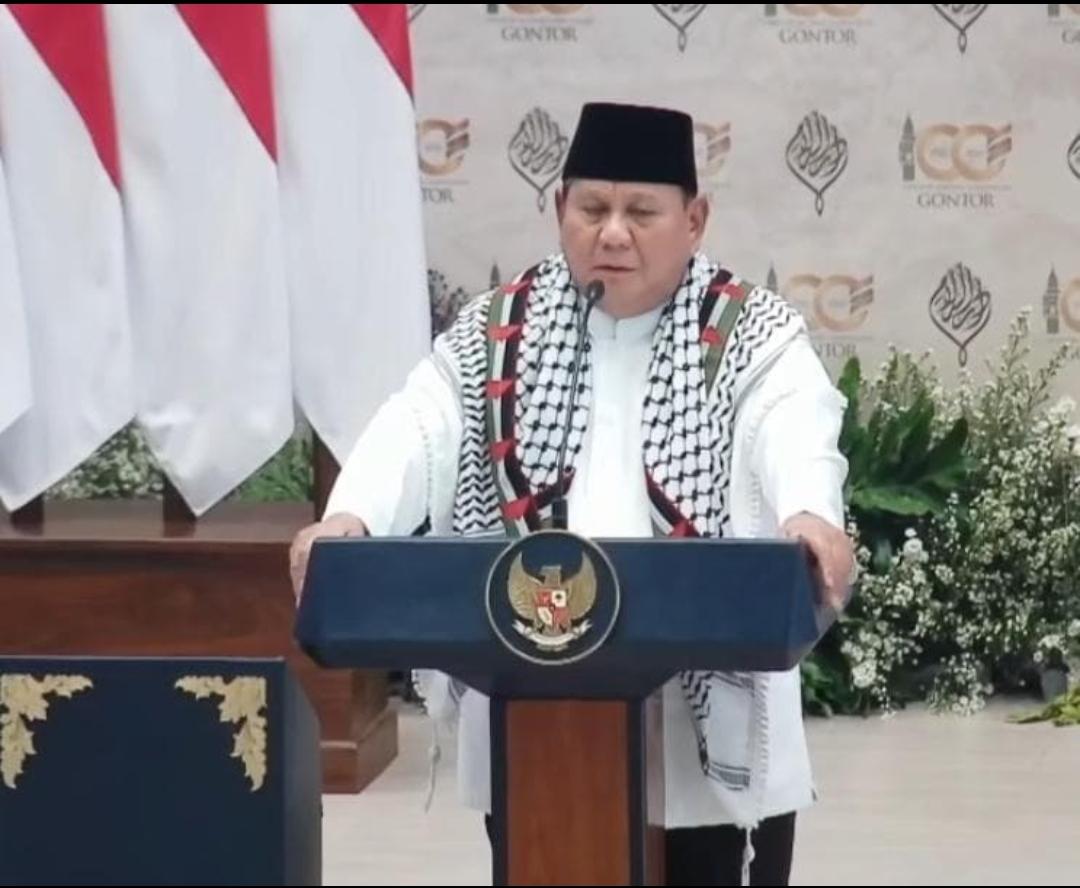 Prabowo Serukan “Free Palestine” di Gontor, Dapat Kaffiyeh dari Dubes Palestina