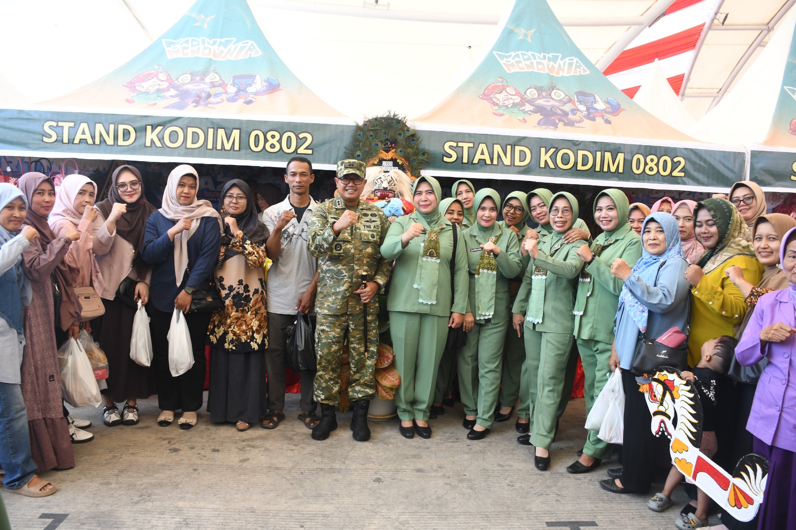 Bazar Pasar Murah HUT ke-81 TNI di Korem 081/Dsj Diserbu Warga, Stand Kodim Ponorogo Jadi Sasaran Pengunjung