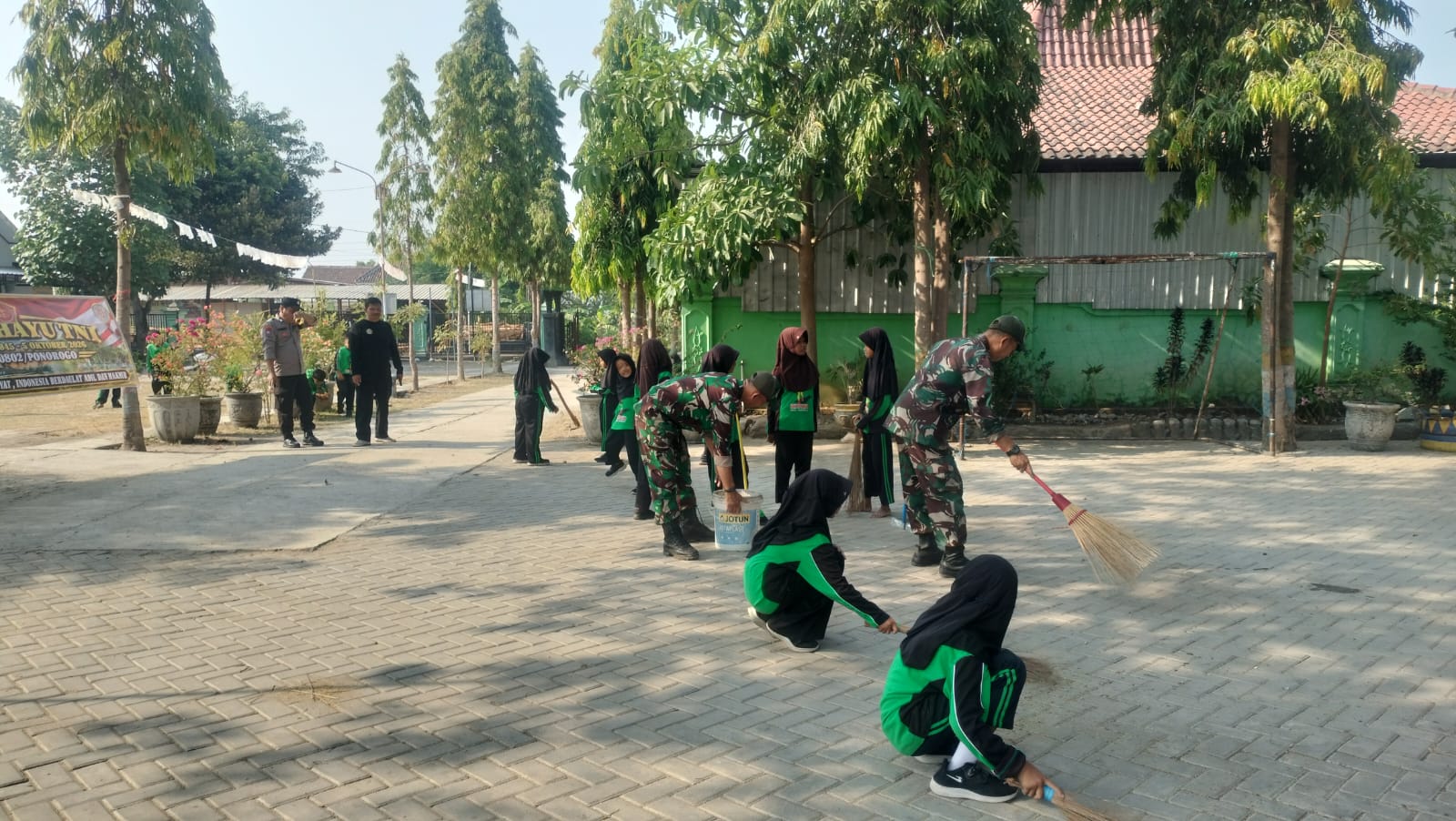 HUT ke-81 TNI, Kodim Ponorogo Serbu Sampah di Pasar hingga Tempat Wisata