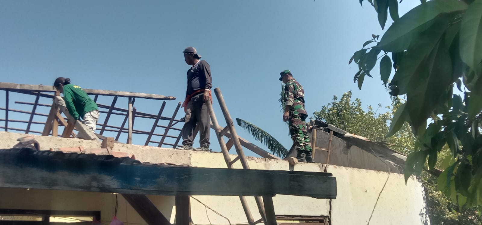 Babinsa Bantu Warga Bongkar Rumah, Komsos Jadi Cara Dekat dengan Masyarakat