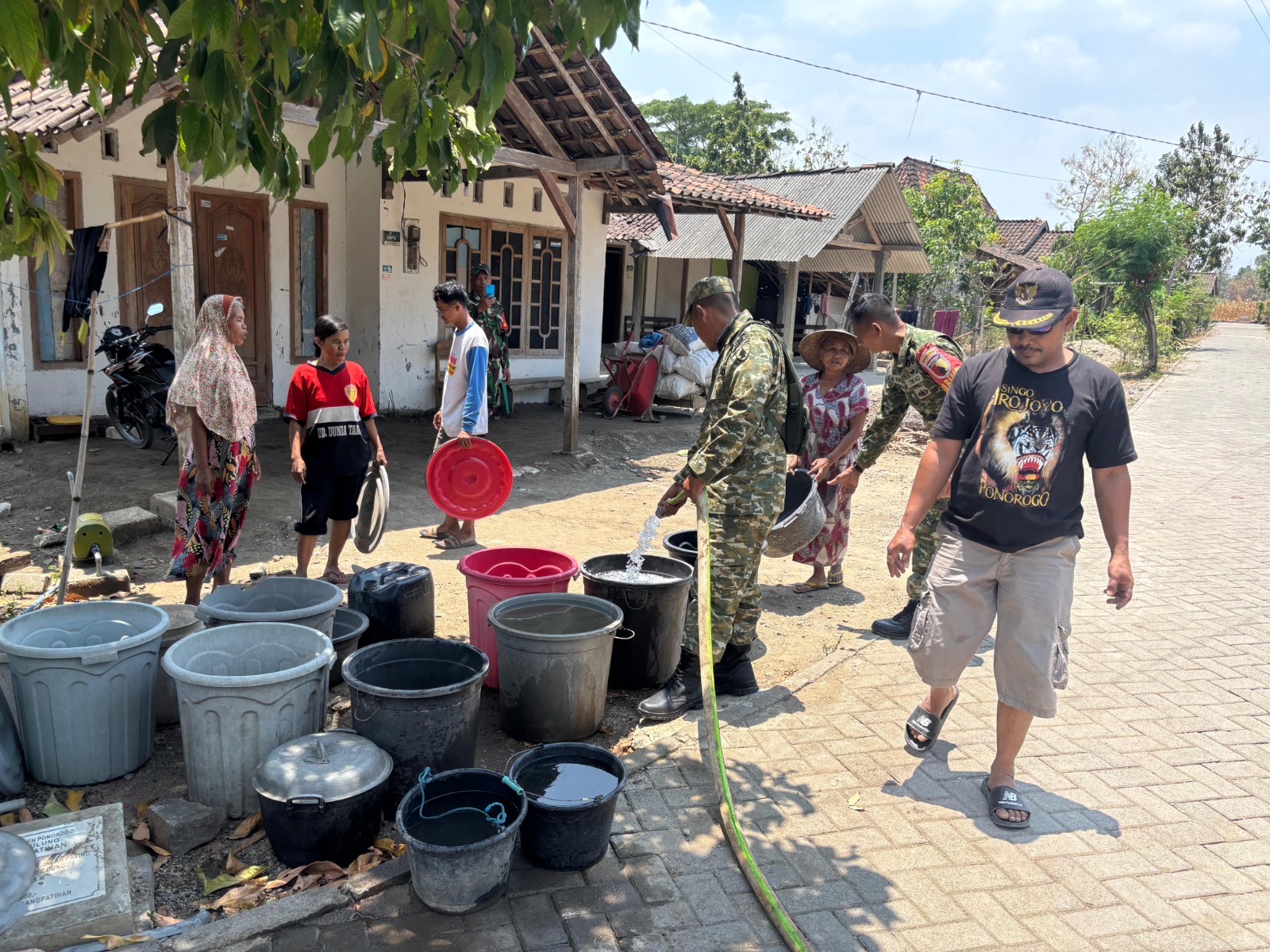 Bakti TNI AD, Kodim Ponorogo Salurkan Bantuan Air Bersih untuk Warga Terdampak Kemarau