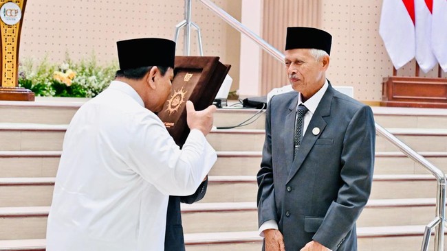 Momen Prabowo Terima Hadiah Istimewa dari Pimpinan Gontor: Mushaf Al-Qur’an dan Buku Gontor untuk Indonesia