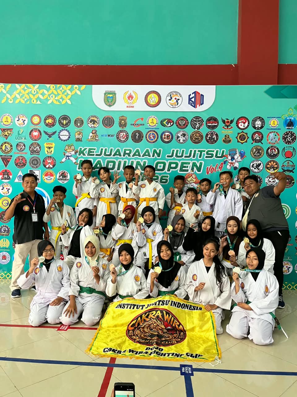 Dojo Cakra Wira Fighting Club Ukir Prestasi Gemilang di Madiun Open 4, Bawa Pulang 21 Medali