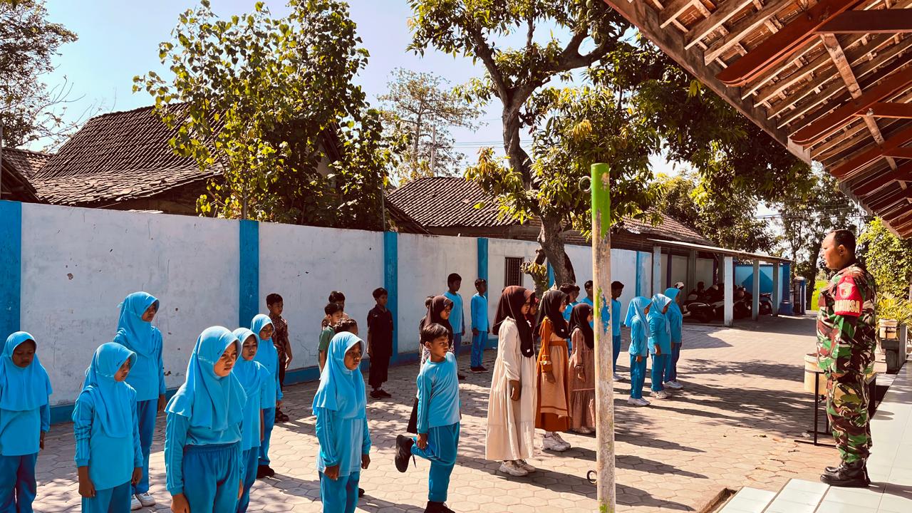 Bukan Sekadar Baris-Berbaris, Babinsa Ponorogo Bentuk Karakter Siswa Sekolah Dasar