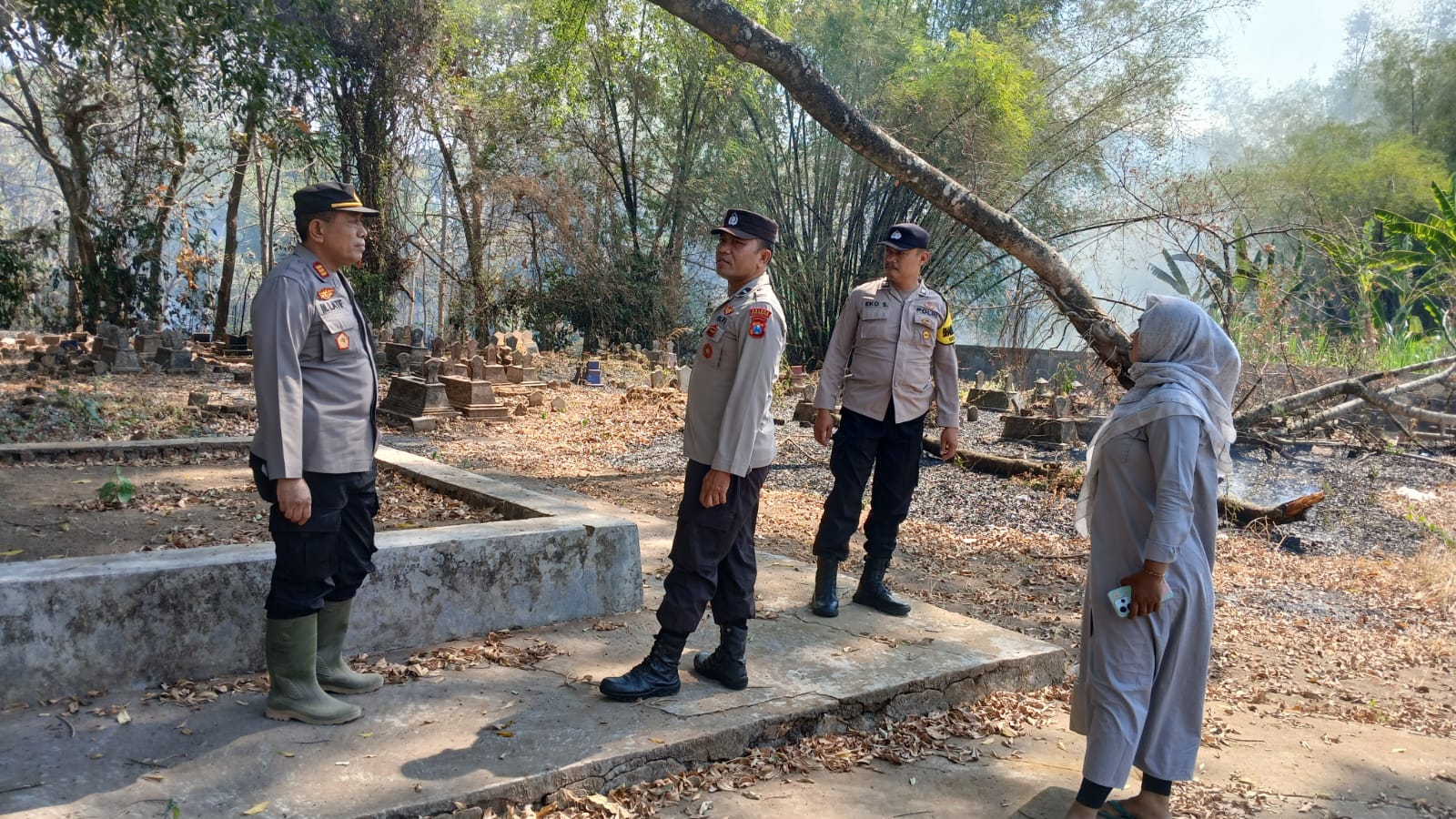 Sigap Bantu Warga, Kapolsek Sambit dan Anggota Turun Langsung Tangani Kebakaran Lahan di Bangsalan